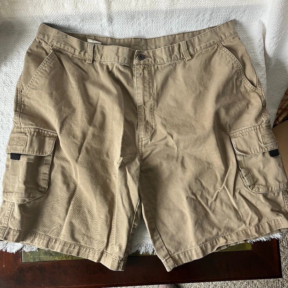 Dockers Recode men’s cargo shorts Sz 42, inseam 9.5” khaki 100% cotton